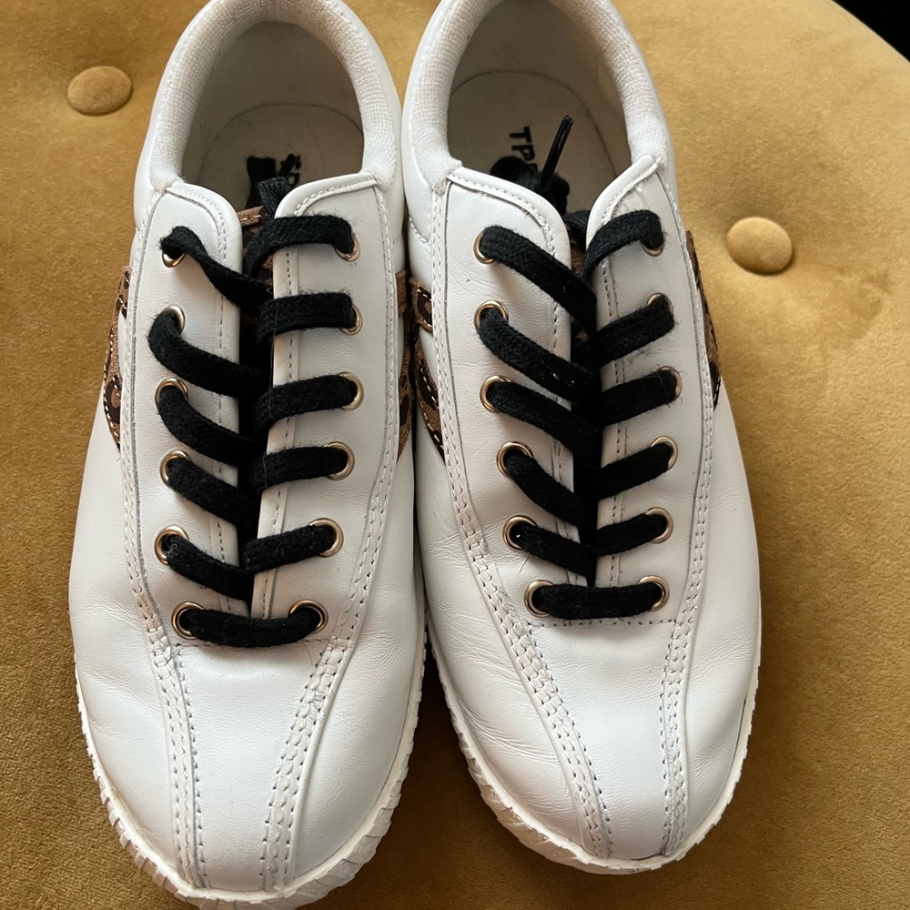 Tretorn - women’s - size 7M- white leather